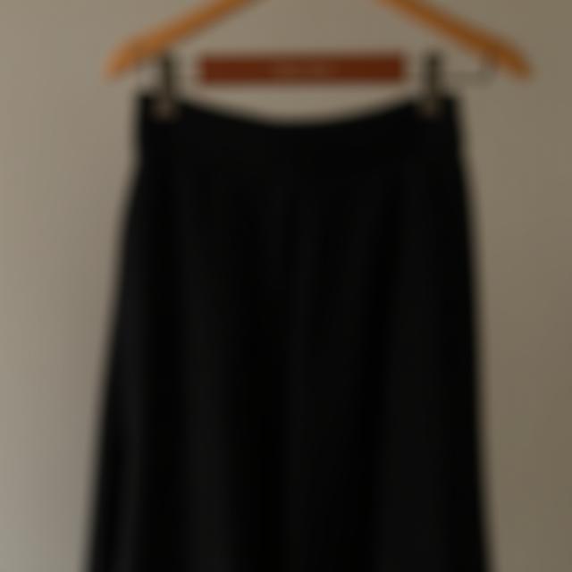 Pantalón palazzo negro expuesto en perchero