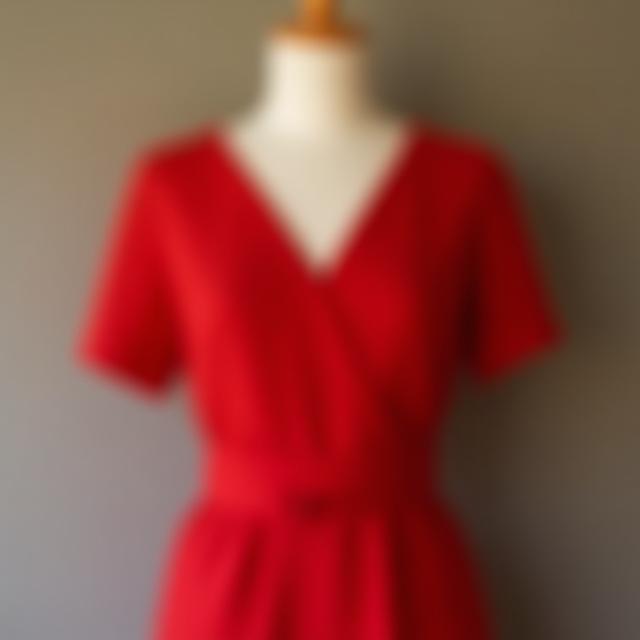 Vestido de lino rojo sobre maniquí